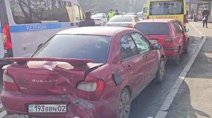Рөлде отырған көлік жүргізушісінің жүрегі тоқтап қалған: Алматыда бес көлік соқтығысып, бір адам қаза тапты