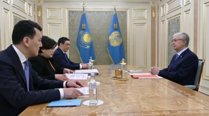 Токаев провел рабочую встречу с руководством Конституционной комиссии