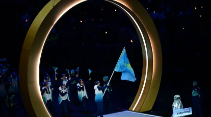 Қазақстанның Мемлекеттік Туын Денис Никиша мен Аяулым Әмренова алып шықты