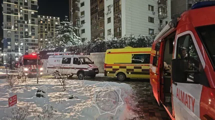 Крупный жилой комплекс горит в Алматы