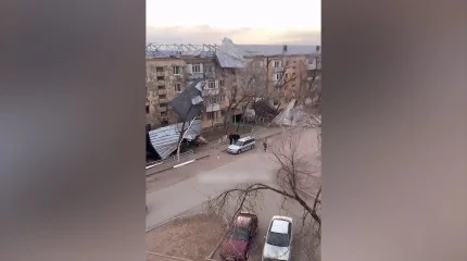Сорвало крыши и повреждены линии электропередач: ураган обрушился на Конаев