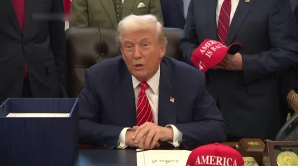 Трамп Әуежай мен вокзалға өзінің атын беруді талап етуде