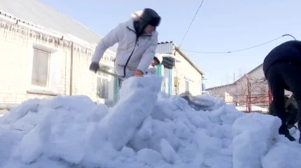 Активисты «Жастар Рухы» помогли пожилой женщине в рамках акции «Таза Бейсенбi» в Павлодаре