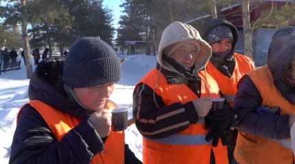 «Жастар Рухы» белсенділері коммуналдық сала қызметкерлеріне ыстық шай мен тәттілер таратты