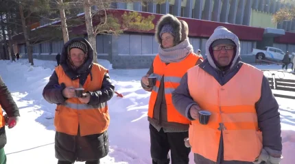 Горячим чаем со сладостями угостили работников коммунальных служб активисты МК «Жастар Рухы»