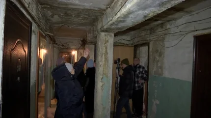 "Это все может рухнуть": жильцы аварийного общежития в Актобе несколько лет просят расселить их из опасного дома