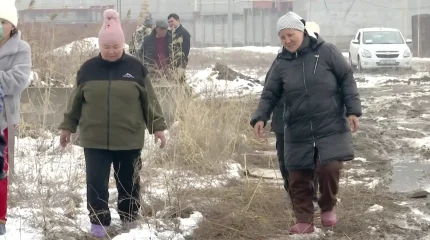 Дети вынуждены пропускать школу из-за разбитых дорог в селе Исаево Алматинской области