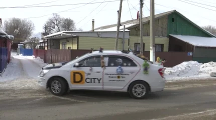 Женщина таксист из Актобе превратила свою машину в настоящий мир игрушек