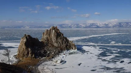 Автомобиль с китайскими туристами провалился под лед на Байкале: почти все погибли