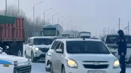 О сложной ситуации на казахстанских трассах предупредила полиция
