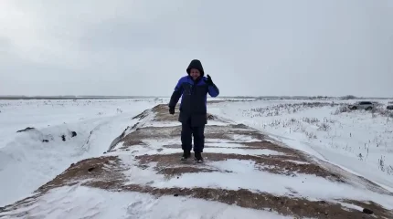 По ту сторону дамбы: пострадавший в результате паводков дом североказахстанца остался один в поле