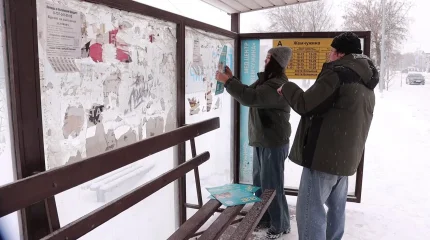 Активисты «Жастар Рухы» расклеили информационные плакаты о предстоящем референдуме