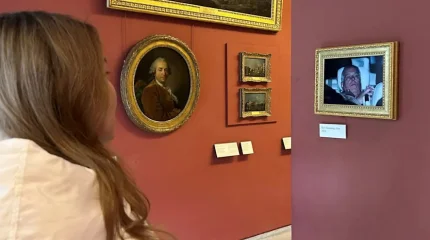 В Лувре повесили фотографию оскандалившегося принца Эндрю