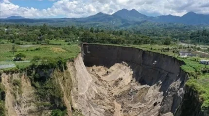 Жер сілкінісінен алып шұңқыр пайда болды