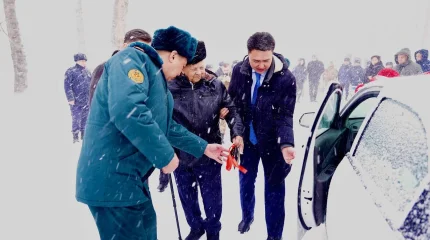 100 жасқа толған ардагерге автокөлік сыйға тартылды