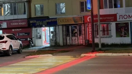 В Актобе начали испытания интеллектуального пешеходного перехода отечественного производства