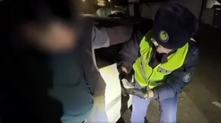 Алматыда ер адам есірткі таратып жүрген жерінде қолға түсті