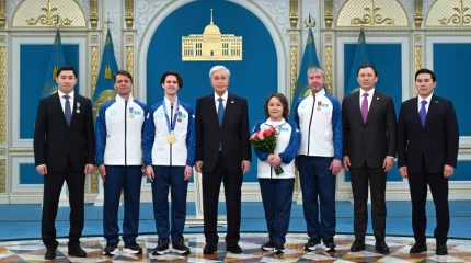 Глава государства наградил чемпиона ХХV зимних Олимпийских игр Михаила Шайдорова