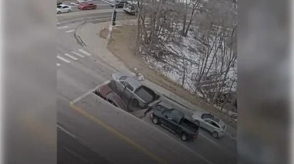 АҚШ-та асфальт опырылып, екі көлік шұңқырға құлап кетті