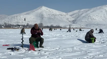 Сотни рыбаков съехались в Восточный Казахстан на фестиваль рыбной ловли