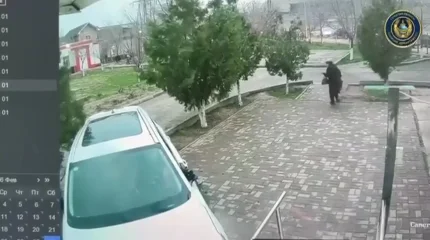 Түркістан облысында жеңіл көлік тізгіндеген әйел екі баланы қағып қашып кеткен