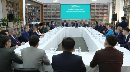 Представители коалиции "За Народную Конституцию Справедливого и Прогрессивного Казахстана!" во главе с госсоветником Е. Кариным провели встречу с общественностью области Абай