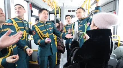 Ұлттық ұланның Ерлер хоры аруларды мерекемен құттықтады