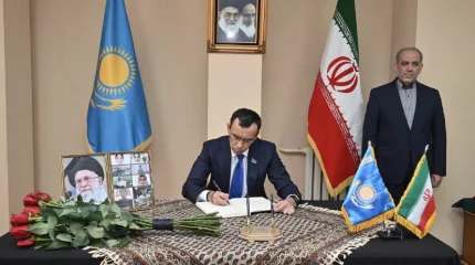 Казахстан выразил соболезнования Ирану: Ашимбаев посетил посольство