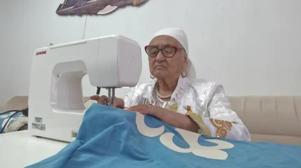 91-дегі қарағандылық кейуана қыз жасауын тігеді