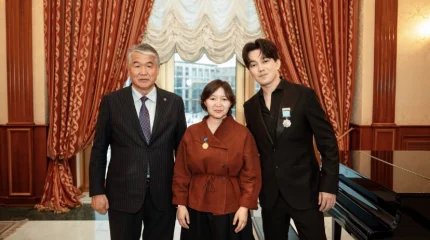 Димаш Кудайберген и Самал Еслямова удостоены наград ТЮРКСОЙ