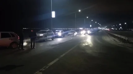 Ряд дорог закрыт в области Абай из-за сильного ветра и гололеда