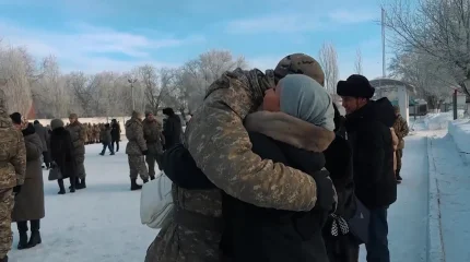Отан қорғаушылар мереке алдында аналарын құттықтады