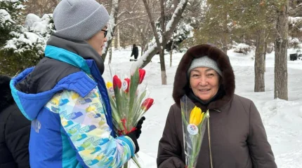 Волонтеры Астаны вручили женщинам цветы