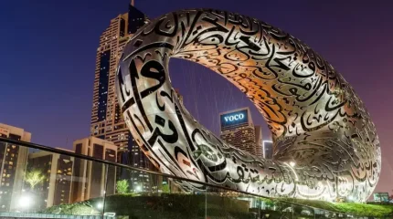 Дубайда дрон қалдықтары көлікке құлап, бір адам қаза тапты