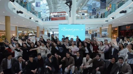 Музыкальный флешмоб «Бақыт деген» прошел в торговом центре MEGA Silk Way в Астане