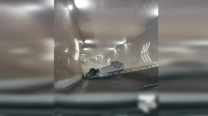 Легковой автомобиль перевернулся в тоннеле в Астане