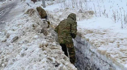 Паводковая угроза: военнослужащие расчищают арыки и каналы в ЗКО