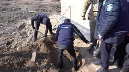 Атырауда жалдамалы үй іргесінен табылған марқұмдардың мүрдесінде үшкір заттың  жарақаты болған