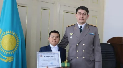 Сырым ауданының жас батыры ағайындыларды өртке оранған үйден құтқарды