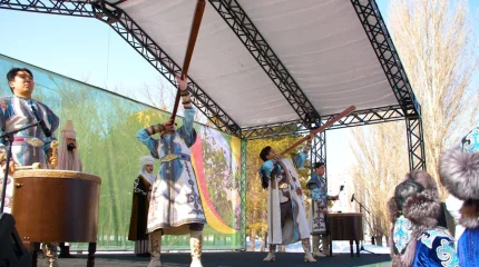 Астанада мыңнан астам адам бір мезетте Көрісу рәсімін өткізді