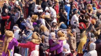 Тысячи объятий весны: в Астане массово провели обряд Көрісу