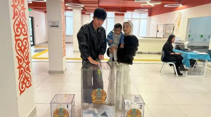 Келин из Тайланда  пришла на референдум вместе с семьей