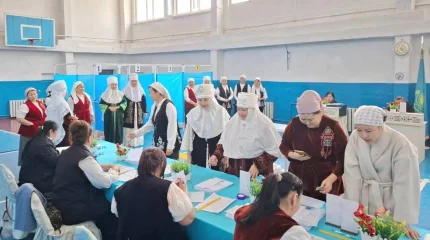 40 свекровей и 40 келинок вместе пришли на участок референдума