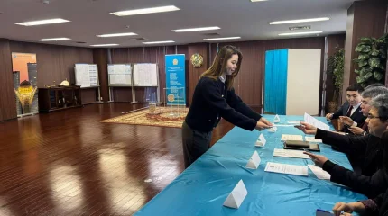 Первой на референдуме проголосовала казахстанская студентка в Токио