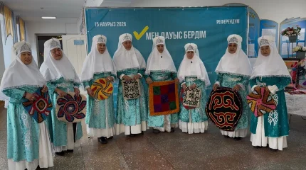 Участницы народного ансамбля «Ғасыр әже» пришли на референдум с баурсаками и шашу