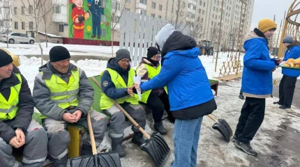 Столичные волонтеры угостили работников коммунальных служб чаем и баурсаками