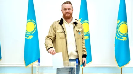 Стендап-комик Евгений Чебатков пришел на участок референдума в Москве