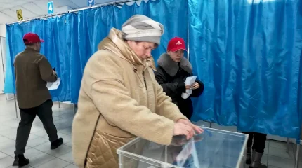 Интервьюеры Института общественной политики работают на выходе из участков голосования в Петропавловске