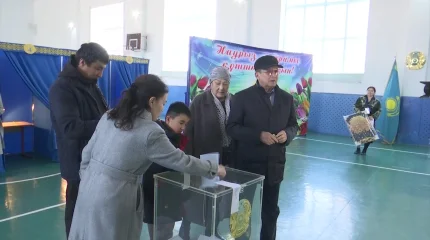 Пара из Актобе пришла на референдум в день золотой свадьбы