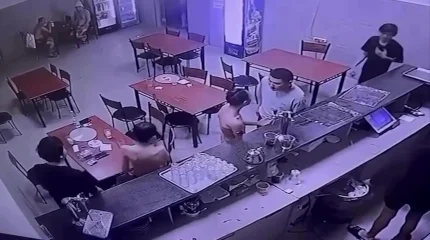 Қоғамдық моншада ер адам жасөспірімді соққыға жықты